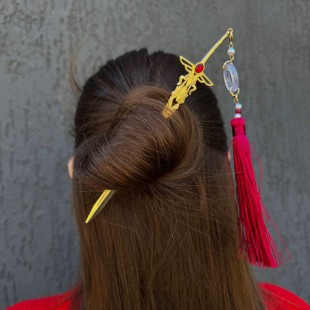 Металева шпилька для волосся з китицею "Кинжал" Червона